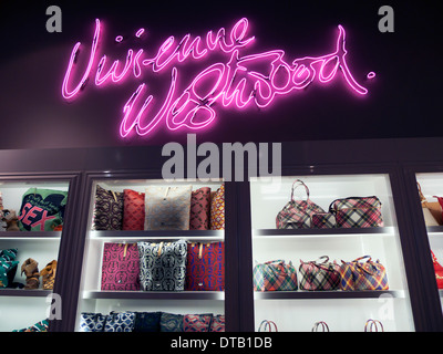 Vivienne Westwood Rosa Neon Signatur unterzeichnen und Mode Anzeige innerhalb des Retail shop shop in Cardiff, Wales, UK KATHY DEWITT Stockfoto