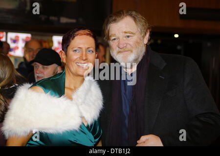 Dublin, Irland. 13. Februar 2014. Darsteller Brendan Gleeson posiert mit ein weiblicher Fan bei der irischen Premiere von "Kalvarienberg". John Michael McDonagh irischen Regisseur, Autor und Regisseur sowie Darsteller Brendan Gleeson und Kelly Reilly besuchte die irische Premiere von "Golgatha", die Jameson Dublin International Film Festival 2014 im Savoy Kino eröffnet. Bildnachweis: Michael Debets/Alamy Live-Nachrichten Stockfoto