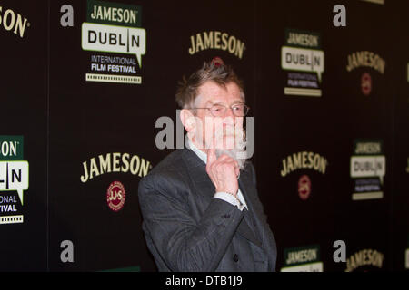 Dublin, Irland. 13. Februar 2014. Englischer Schauspieler John Hurt posiert für die Kameras auf dem roten Teppich bei der irischen Premiere von "Kalvarienberg". John Michael McDonagh irischen Regisseur, Autor und Regisseur sowie Darsteller Brendan Gleeson und Kelly Reilly besuchte die irische Premiere von "Golgatha", die Jameson Dublin International Film Festival 2014 im Savoy Kino eröffnet. Bildnachweis: Michael Debets/Alamy Live-Nachrichten Stockfoto