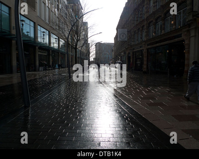 Verlassene Einkaufsstraße mittags bei Wind und Regen Sturm im Stadtzentrum von Cardiff, Wales, UK KATHY DEWITT Stockfoto