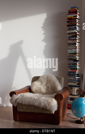 Stapel von Büchern und Sessel in Studie Stockfoto