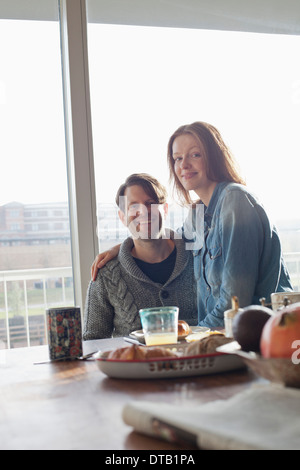 Paar beim Frühstück im Esszimmer Tisch, Porträt Stockfoto