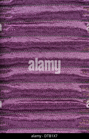 Gestreifte zerknittert violetten Tuch Material fragment Stockfoto