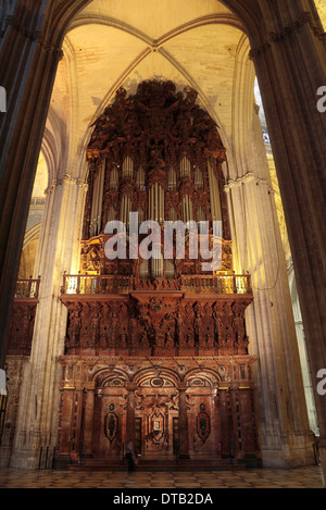 Decke hohe Pfeifenorgel in Sevilla Kathedrale (Catedral) Sevilla, Andalusien, Spanien. Stockfoto