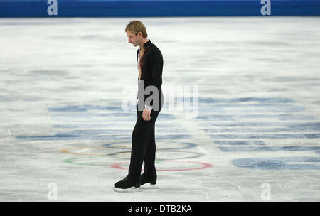 Sotschi, Krasnodar Krai, Rußland. 13. Februar 2014. Russischen Eiskunstlauf-Legende EVGENY PLUSHENKO entzieht die Männer Eiskunstlauf-Wettbewerb bei den Winterspielen 2014 Sotschi aufgrund einer Verletzung. Die russische Star im Ruhestand Donnerstag kurz nachdem er aus der Männer Event vor einem fassungslos zurück. © Sean M. Haffey/U-T San Diego/ZUMAPRESS.com/Alamy Live-Nachrichten Stockfoto