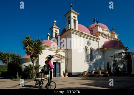 Ein Wanderer mit einem Fahrrad auf den roten Kuppel, Griechisch-orthodoxe Kirche der Zwölf Apostel stehen unter den Ruinen des antiken Kapernaum oder Kfar Nachum am Ufer des Sees von Galiläa Israel Stockfoto