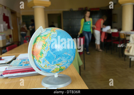 Posen, Polen, eine Kugel im Lehrerzimmer der Grundschule Boleslaw 44 Stockfoto