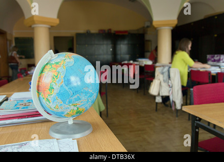 Posen, Polen, eine Kugel im Lehrerzimmer von Boleslaw Grundschule 44 Stockfoto