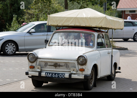 Koenigs Wusterhausen, Deutschland, schwer beladenen polnischen Trabant auf eine Autobahnraststaette Stockfoto