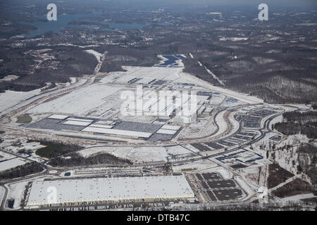 Chattanooga, Tennessee, USA.  13. Februar 2014. Luftaufnahme von Volkswagen Chattanooga Fabrik, ein Tag nach einem Schneesturm in Chattanooga, Tennessee, USA.  Das Lager im Vordergrund ist eine Amazon.com-Fulfillment-Center. Bildnachweis: TDP Fotografie/Alamy Live-Nachrichten Stockfoto