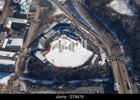 Chattanooga, Tennessee, USA.  13. Februar 2014. Luftaufnahme des AT&T Feldes, bedeckt im Schnee am Tag nach einem Schneesturm in Chattanooga, Tennessee, USA Credit: TDP Fotografie/Alamy Live News Stockfoto