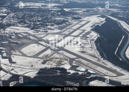 Chattanooga, Tennessee, USA.  13. Februar 2014. Luftaufnahme von Chattanooga Metropolitan Airport mit der Start-und Landebahnen gepflügt, einen Tag nach einem Schneesturm in Chattanooga, Tennessee, USA Credit: TDP Fotografie/Alamy Live News Stockfoto