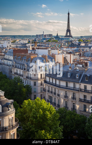 Am Abend Sonnenlicht über die Gebäude von Paris Frankreich mit dem Eiffelturm über Paris, Ile de France, Frankreich Stockfoto