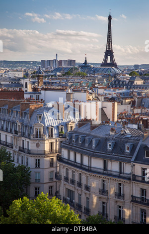 Am Abend Sonnenlicht über die Gebäude von Paris Frankreich mit dem Eiffelturm über Paris, Ile de France, Frankreich Stockfoto