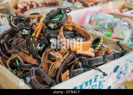 Viele verschiedene Armbänder im Feld Stockfoto