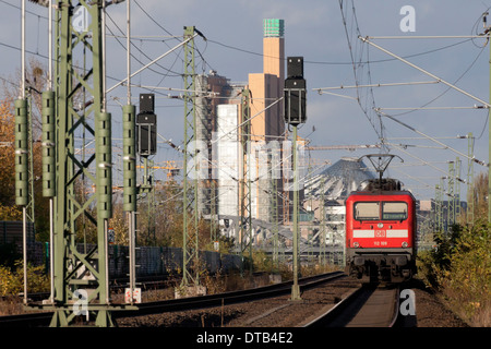 Berlin, Deutschland, einem Regionalzug vor der Tunnel-Kreuzung hinter dem Potsdamer Platz Stockfoto