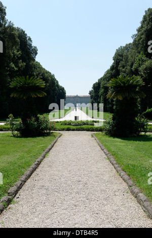 Ansicht von Margherita oder Korb Brunnen mit hinten Königspalast Caserta in Caserta Italien dieser Hintergrund Teil Stockfoto