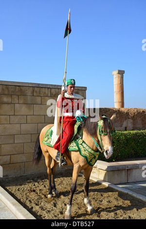 Königliche Wachen am Eingang zum Hassan-Turm (Tour Hassan), Königreich von Marokko, Rabat, Rabat-Salé-Zemmour-Zaer Region Stockfoto