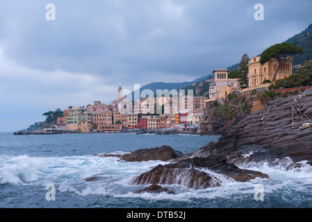 Bogliasco, Italien, Blick auf die Stadt an der Küste des Golfo Paradiso Stockfoto