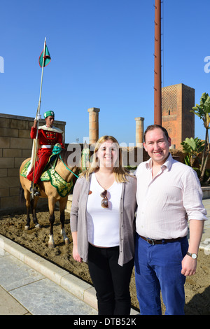 Touristen-paar am Eingang zum Hassan-Turm (Tour Hassan), Königreich von Marokko, Rabat, Rabat-Salé-Zemmour-Zaer Region Stockfoto