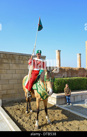 Königliche Wachen am Eingang zum Hassan-Turm (Tour Hassan), Königreich von Marokko, Rabat, Rabat-Salé-Zemmour-Zaer Region Stockfoto