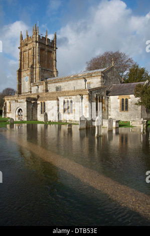 Überschwemmungen. Die Kirche von St. Mary The Virgin, Charminster, überflutet wie der Fluß Cerne wegen starker Regenfälle überflutet. Januar 2014. Dorset, England. Stockfoto