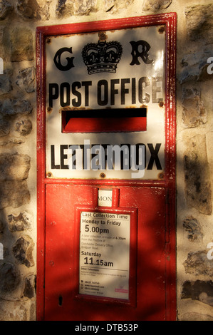 Royal Mail. Ludlow Wallbox. Eine traditionelle britische Wand roten Briefkasten aus der Regierungszeit von George V. In Charminster Dorf, Dorset, England. Stockfoto