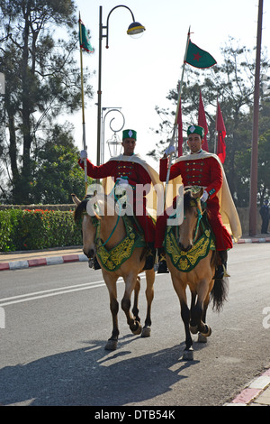 Königliche Garde zu Pferd am Boulevard Mohamed Lyazid, Rabat, Rabat-Salé-Zemmour-Zaer Region, Hassan-Turm, Königreich Marokko Stockfoto