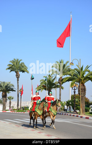 Königliche Garde zu Pferd am Boulevard Mohamed Lyazid, Rabat, Rabat-Salé-Zemmour-Zaer Region, Hassan-Turm, Königreich Marokko Stockfoto