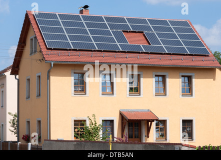Moritzburg, Deutschland, Sonnenkollektoren auf dem Dach eines Privathauses Stockfoto