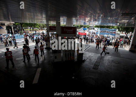 Buenos Aires, Argentinien. 13. Februar 2014. Mitglieder der föderalen Polizei Wache an einer Tankstelle Shell Öl Firma während einer Protestaktion als Teil einer Kampagne gegen Anpassung, Abwertung und Inflation in Buenos Aires, Argentinien, am 13. Februar 2014. © Martin Zabala/Xinhua/Alamy Live-Nachrichten Stockfoto