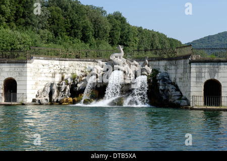 Anzeigen Brunnen Delfine am Königspalast oder Reggia di Caserta.Campania Italien spritzende Delfine Brunnen wurde Stockfoto