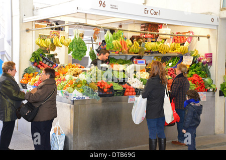 Obst & Gemüse stall in zentrale Markthalle (Mercado Central), Plaza de Las Flores, Cádiz, der Provinz Cádiz, Andalusien, Spanien Stockfoto