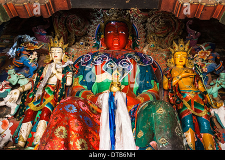 Tibetische Kunst. Statuen in der Kumbum-Tschörten Pelkor Chode Kloster, Gyantse, Tibet Stockfoto