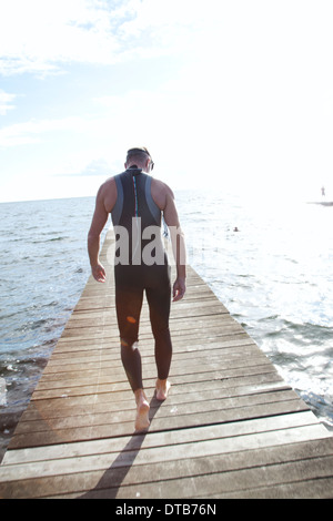 Rückansicht der Mann im Anzug, zu Fuß am Pier. Stockfoto