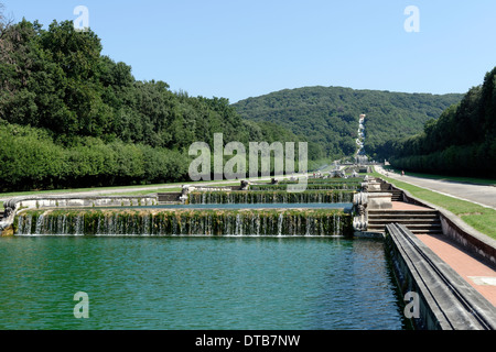 Blick sieben gestufte Kaskaden Brunnen Ceres am Königspalast oder Reggia di Caserta Italien Jungbrunnen Stockfoto