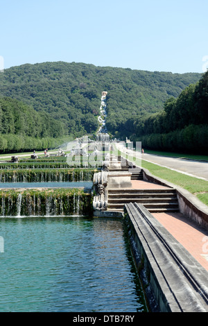 Blick sieben gestufte Kaskaden Brunnen Ceres am Königspalast oder Reggia di Caserta Italien Jungbrunnen Stockfoto