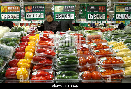 Shanghai, China. 14. Februar 2014. Kunden wählen Sie Gemüse in einem Supermarkt in Shanghai, Ost-China, 14. Februar 2014. Chinas Verbraucherpreisindex (CPI), eine Spurweite von Inflation, rose 2,5 Prozent gegenüber dem Vorjahr im Januar, das gleiche wie im Vormonat die National Bureau of Statistics (NBS) sagte in einer Erklärung am 14. Februar. © Ding Ding/Xinhua/Alamy Live-Nachrichten Stockfoto