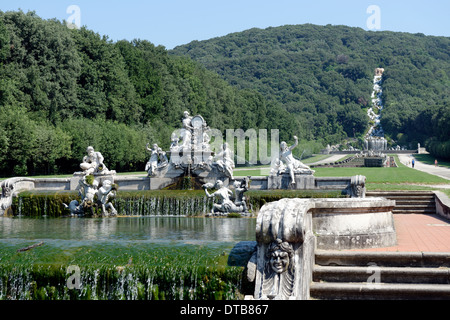 Zeigen Sie Brunnen Ceres am Königspalast oder Reggia di Caserta Italien Brunnen Ceres Statuen von besteht an Stockfoto