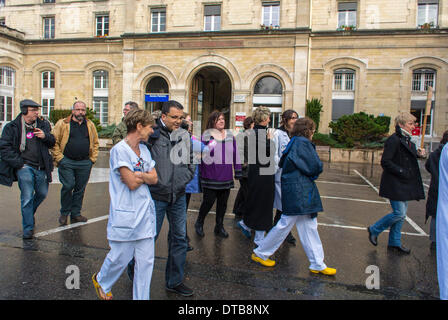 Paris, Frankreich. Öffentliche Demonstration, französische Krankenhausarbeiter, Krankenschwestern, Ärzte, Demonstration gegen Arbeitsbedingungen im französischen Krankenhaus, Hopital Tenon, FRAUEN IN DER MENGE, gehen zur Arbeit paris Stockfoto