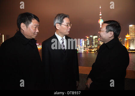 (140214)--SHANGHAI, 14. Februar 2014 (Xinhua)--Zhang Zhijun (C), Leiter von der staatlichen Rat Taiwan Angelegenheiten Büro (SCTAO), trifft sich mit Wang Yu-chi (R), Taiwans Festland Angelegenheiten Chef, in einem Café in der Peace Hotel Shanghai, Ost-China, 13. Februar 2014. Das Treffen durchgeführt auf das Vermächtnis einer anderen historischen Treffen an der gleichen Stelle im Jahr 1998. Sechzehn Jahren, am 14. Oktober 1998, trafen sich Wang Daohan, damals Präsident des Festland ansässigen Vereins für Beziehungen über the Taiwan Straits (ARATS), und Koo Chen-Fu, Vorsitzender von Taiwan Straits Exchange Foundation (SEF) im Hotel. (Xinhua) (Zwx) Stockfoto