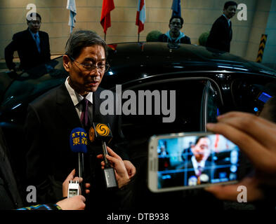 (140214)--SHANGHAI, 14. Februar 2014 (Xinhua)--Zhang Zhijun, Kopf von der staatlichen Rat Taiwan Angelegenheiten Büro (SCTAO), Antworten auf Fragen der Presse nach einem Gespräch über Tee mit Wang Yu-chi (R), Taiwans Festland Angelegenheiten Chef, in einem Café in der Peace Hotel Shanghai, Ost-China, 13. Februar 2014. Das Treffen durchgeführt auf das Vermächtnis einer anderen historischen Treffen an der gleichen Stelle im Jahr 1998. Sechzehn Jahren, am 14. Oktober 1998, Wang Daohan, damals Präsident des Vereins Festland basierende Beziehungen über the Taiwan Straits (ARATS) und Koo Chen-Fu, Vorsitzender der Taiwan Straits Exchange Foundation ( Stockfoto