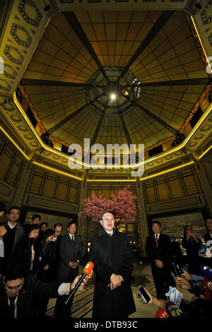 (140214)--SHANGHAI, 14. Februar 2014 (Xinhua)--Wang Yu-chi (C), Taiwans Festland Angelegenheiten Chef, beantwortet Fragen der Presse nach einem Gespräch über Tee mit Zhang Zhijun, Kopf von der staatlichen Rat Taiwan Angelegenheiten Büro (SCTAO), in einem Café in der Peace Hotel Shanghai, Ost-China, 13. Februar 2014. Das Treffen durchgeführt auf das Vermächtnis einer anderen historischen Treffen an der gleichen Stelle im Jahr 1998. Sechzehn Jahren, am 14. Oktober 1998, Wang Daohan, damals Präsident des Vereins Festland basierende Beziehungen über the Taiwan Straits (ARATS) und Koo Chen-Fu, Vorsitzender der Taiwan Straits Exchange Foundation ( Stockfoto