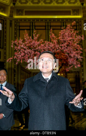 (140214)--SHANGHAI, 14. Februar 2014 (Xinhua)--Wang Yu-chi (C), Taiwans Festland Angelegenheiten Chef, beantwortet Fragen der Presse nach einem Gespräch über Tee mit Zhang Zhijun, Kopf von der staatlichen Rat Taiwan Angelegenheiten Büro (SCTAO), in einem Café in der Peace Hotel Shanghai, Ost-China, 13. Februar 2014. Das Treffen durchgeführt auf das Vermächtnis einer anderen historischen Treffen an der gleichen Stelle im Jahr 1998. Sechzehn Jahren, am 14. Oktober 1998, Wang Daohan, damals Präsident des Vereins Festland basierende Beziehungen über the Taiwan Straits (ARATS) und Koo Chen-Fu, Vorsitzender der Taiwan Straits Exchange Foundation ( Stockfoto