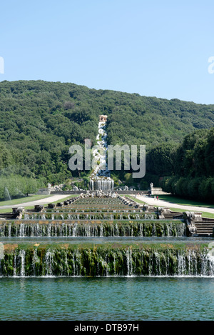 Caserta. Campania. Italien. Blick auf den kleinen Wasserfällen oder gestuften Kaskaden des Brunnens von Venus und Adonis. Stockfoto