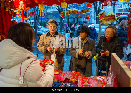 Paris, Frankreich. Frauen, die asiatische Lebensmittel einkaufen Supermarkt, außerhalb des chinesischen Neujahrs in Chinatown, Käufer, die Waren wählen, verschiedene Gruppen Leute, Stadt Stockfoto