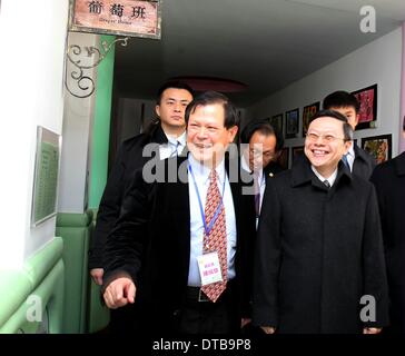 Shanghai, China. 14. Februar 2014. Wang Yu-Chi (R, vorne), Taiwans Festland-Angelegenheiten-Chef, besucht eine Schule für Kinder von taiwanesischen Geschäftsleuten in Shanghai, Ost-China, 14. Februar 2014. © Liu Ying/Xinhua/Alamy Live-Nachrichten Stockfoto