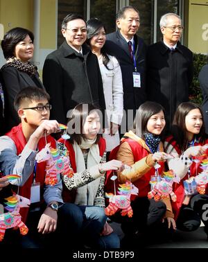 Shanghai, China. 14. Februar 2014. Wang Yu-Chi (2. L, hinten), Taiwans Festland-Angelegenheiten-Chef, posiert für Fotos mit Lehrern und Schülern, als er eine Schule für Kinder von taiwanesischen Geschäftsleuten in Shanghai, Ost-China, 14. Februar 2014 besucht. © Liu Ying/Xinhua/Alamy Live-Nachrichten Stockfoto