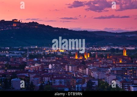 Stadt von Alba bei Sonnenuntergang unter schönen Abendhimmel im Piemont, Norditalien (Ansicht von oben). Stockfoto