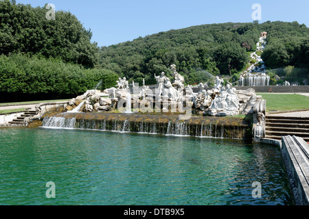 Anzeigen Brunnen Venus Adonis am Königspalast oder Reggia di Caserta Italien Skulpturen dieser Brunnen-Gruppe Stockfoto